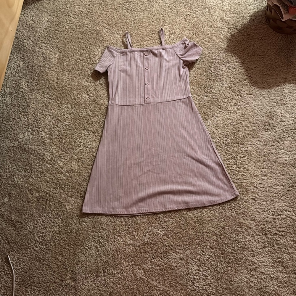 I am selling a dress that I no longer want anymore due to it not fitting me.